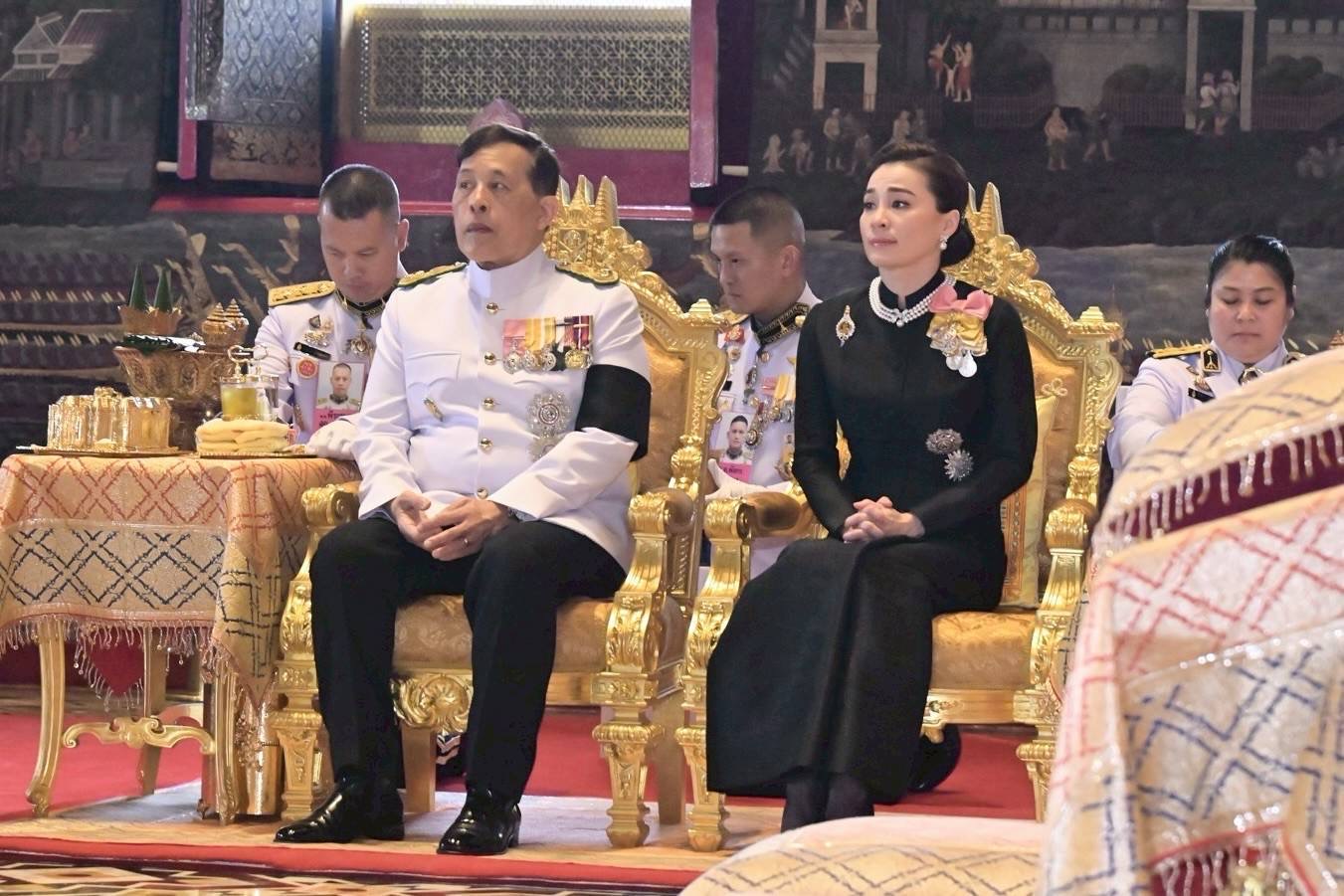 title - พระบาทสมเด็จพระเจ้าอยู่หัว และสมเด็จพระนางเจ้าฯ พระบรมราชินี เสด็จฯ ไปในการพระราชพิธีพืชมงคล พุทธศักราช 2569